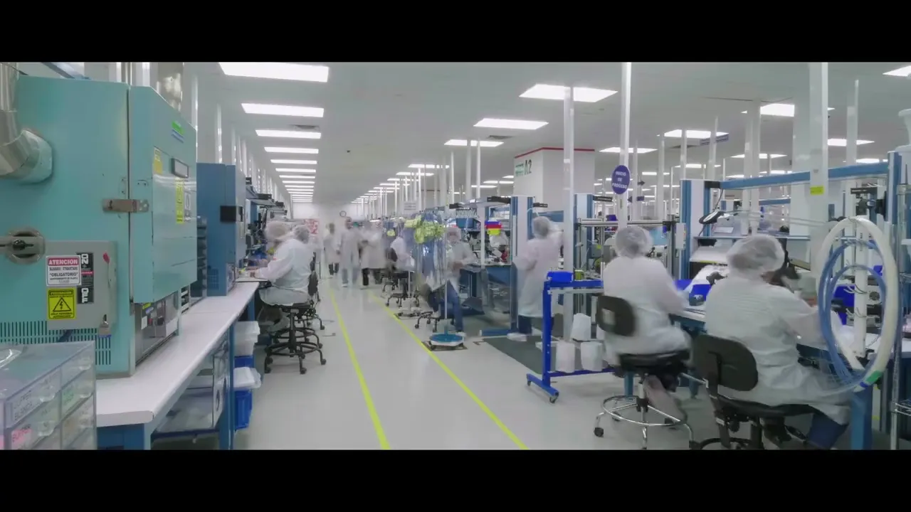 Línea de producción en planta durante un rodaje institucional