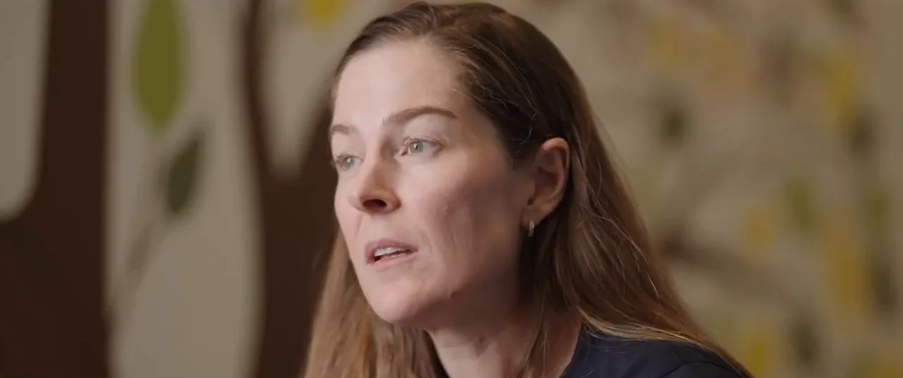 Colaboradora entrevistada a cámara en un video institucional
